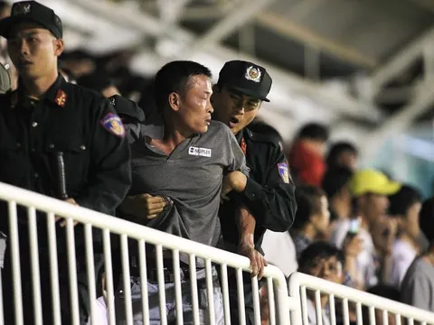 Khán giả HAGL muốn “xử đẹp” trọng tài bẻ còi sân Pleiku