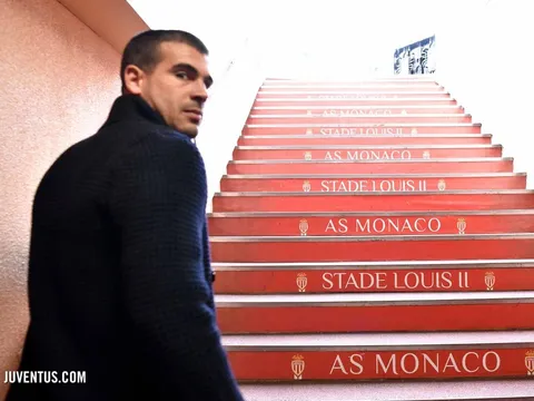 Các cầu thủ Juve bảnh bao tham quan Stade Louis II