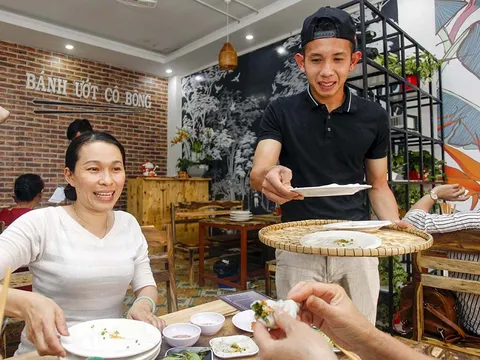 Cười vỡ bụng hình ảnh Hồng Duy - Đức Lương "nhập vai" bồi bàn bánh ướt Cô Bông