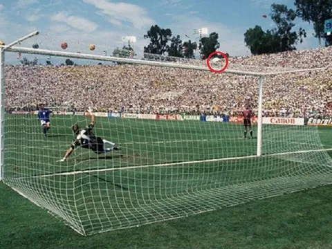 10 pha bỏ lỡ bàn thắng đáng tiếc nhất lịch sử World Cup