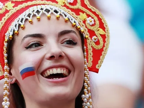 Các nữ cổ động viên Nga "đánh cắp trái tim" đấng mày râu bởi chiếc mũ Kokoshnik
