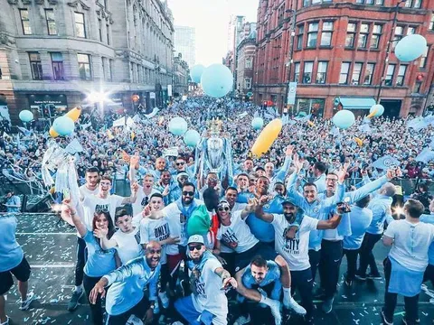 100.000 cổ động viên nhuộm xanh thành Manchester