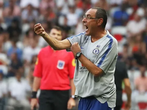 HLV Maurizio Sarri nổi đóa khi học trò làm mất bóng