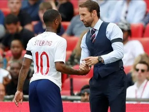 Southgate ra sức bảo vệ trò cưng Sterling