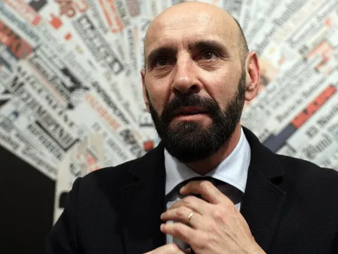 GĐTT Monchi so sánh Messi với Totti