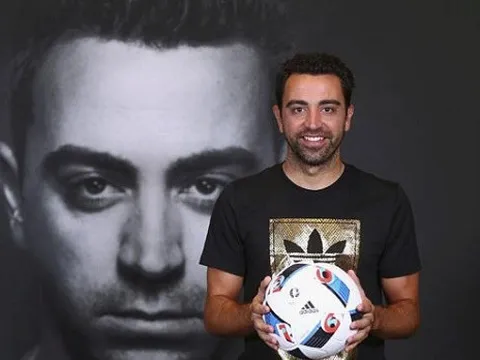 Xavi muốn tiếp tục chơi bóng, phủ nhận tin đồn làm HLV