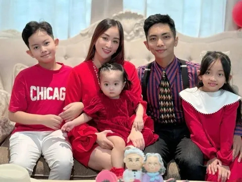 Gia đình Phan Hiển mỗi người một màu da khi đi biển, Khánh Thi "trắng phát sáng", chân nuột nà ở tuổi 44