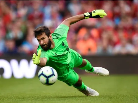 Nam thần Alisson 'đốn tim' fan hâm mộ trong ngày Liverpool thăng hoa