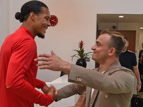 Xherdan Shaqiri rạng rỡ bên cạnh HLV Klopp và các đồng đội mới