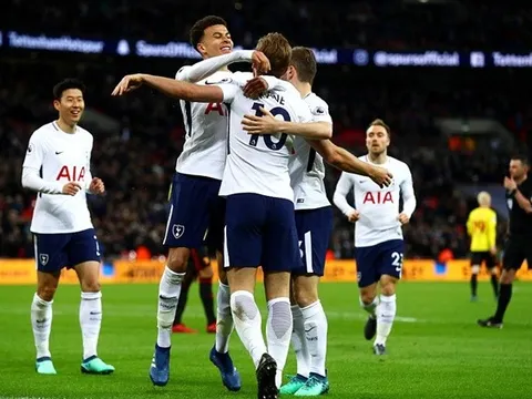 Bale và Modric tranh chấp kịch liệt trên sân tập