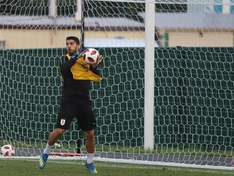 Đối đầu Ronaldo, Luis Suarez tập làm... thủ môn