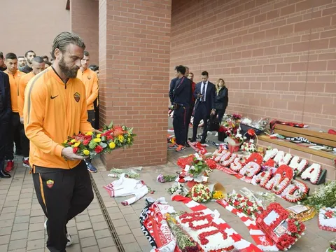 Các cầu thủ AS Roma dâng hoa trên đài tưởng niệm nạn nhân Hillsborough