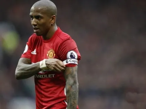 Lý giải: Tại sao Ashley Young được trao băng thủ quân?