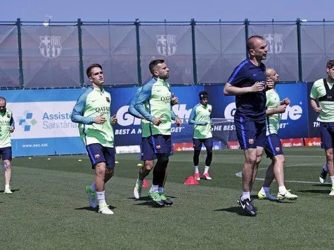 Arsene Wenger ân cần hỏi thăm các học trò