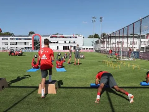 Hai huyền thoại Barca tham quan sân bóng chày