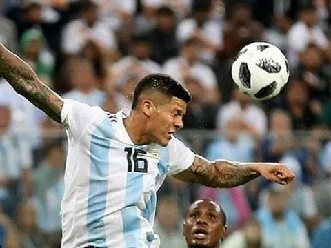 Tại sao Rojo không bị thổi phạt penalty?