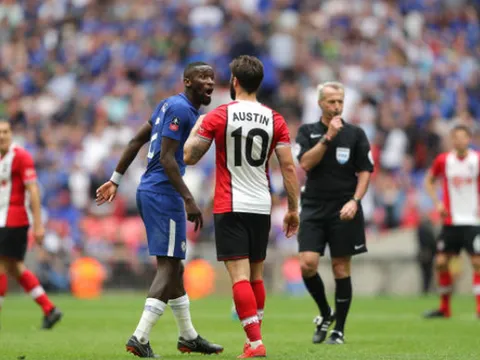 Trung vệ Chelsea, người ôm thắm thiết, kẻ chỉ thẳng mặt tiền đạo Southampton