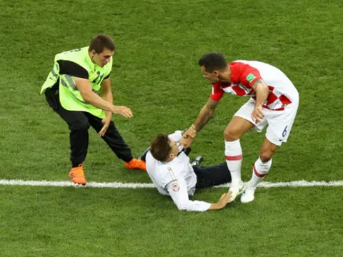 Đang thua còn bị phá, Lovren 'sôi máu' quật ngã CĐV
