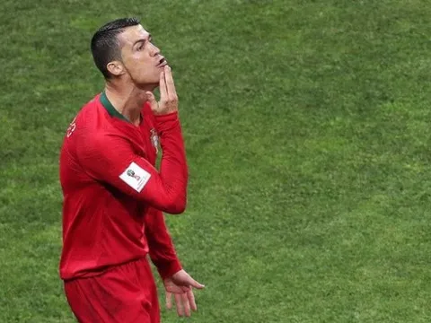 Ronaldo giải thích nguyên nhân thật sự về pha ăn mừng vuốt cằm
