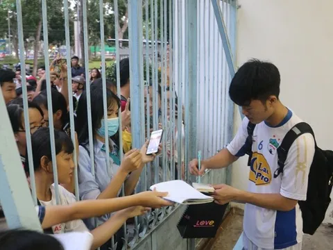 Fan Cần Thơ tặng quà tình yêu cho Xuân Trường - Công Phượng