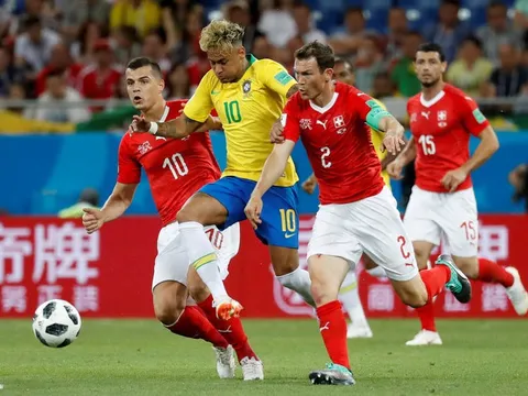 Chơi mờ nhạt, Neymar bị CĐV lôi mái tóc 'mỳ tôm' ra chế nhạo