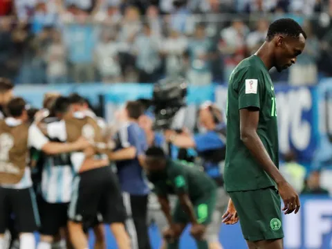 CĐV Nigeria chết lặng, cầu thủ bật khóc sau trận thua Argentina