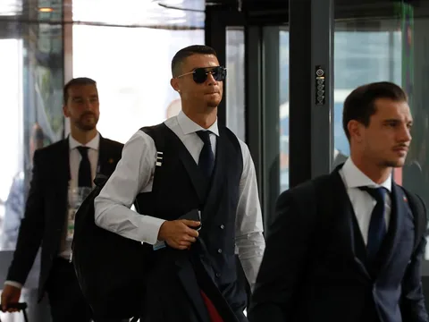 Ronaldo cùng đồng đội bảnh bao lên đường về nước