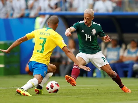 Sau Neymar, đến lượt mái tóc 'tắc kè hoa' của Chicharito bị chế giễu