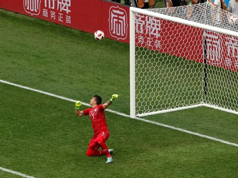 CĐV nhí Uruguay khóc sau sai lầm của thủ môn Muslera