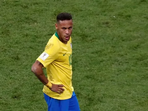 Neymar thẫn thờ, cầu thủ Brazil cúi đầu sau thất bại