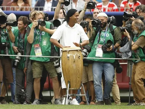 Bùng nổ cùng tiếng trống điệu nghệ của Ronaldinho tại chung kết