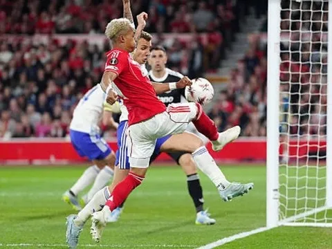 Sai lầm của Digne khiến Aston Villa trả giá trước Forest