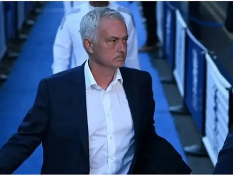 Mourinho tiếp cận sao Real Madrid giữa lúc nội bộ loạn lạc
