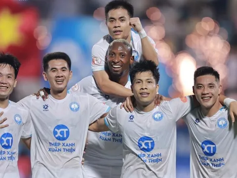 Xuân Son dự bị, Nam Định vẫn thắng dễ CA TPHCM