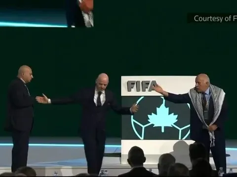 Chủ tịch FIFA bẽ mặt khi Palestine từ chối bắt tay Israel