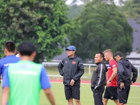 Thầy trò Hữu Thắng chính thức "đạp cỏ" trên đất Malaysia, chinh phục HCV SEA Games 29