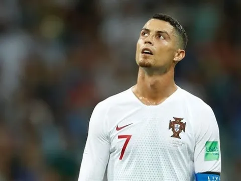 Thua đau Uruguay, Ronaldo vẫn san bằng kỷ lục thế giới