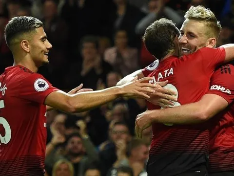 Thắng trận, Mourinho khen 2 cái tên tưởng như bị quên lãng, 'đá xoáy' Schmeichel