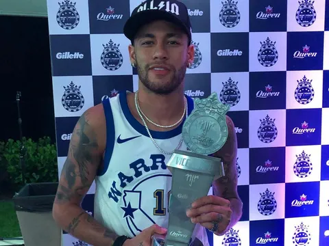 Neymar ôm cúp của cạ cứng để lấy may?