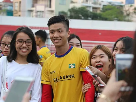 Đức "cọt" ngượng ngùng khi Fan nữ Sài thành quây kín