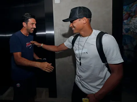 Thiago Silva hội quân cùng PSG, Buffon mừng rỡ ra chào đón
