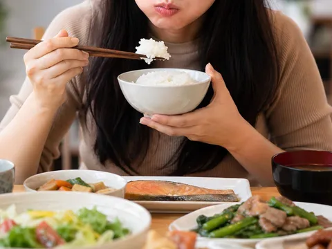  3 thói quen khi ăn uống âm thầm bào mòn sức khỏe, nhiều người làm mỗi ngày mà không biết