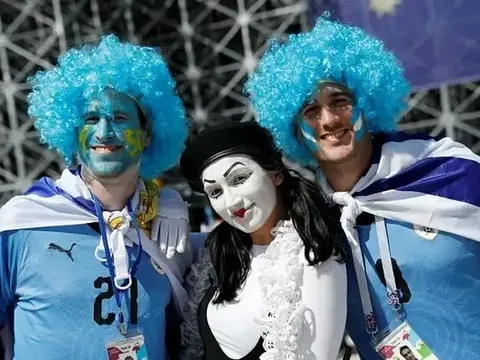 Muôn kiểu quậy tưng bừng của fan Ai Cập và Uruguay