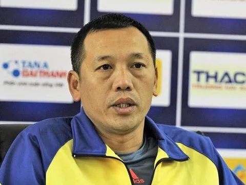 HLV SLNA: 'Đáng ra V-League phải tạm dừng để theo dõi World Cup'