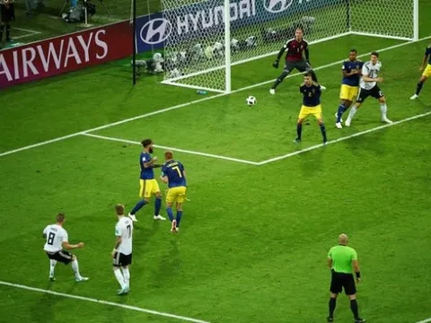 Toni Kroos đi vào lịch sử với 'đường cong' xé lưới Thuỵ Điển