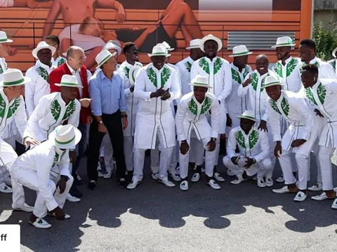 Không chỉ áo đấu, đồng phục sân bay của Nigeria cũng 'chất lừ'