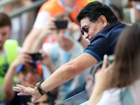 Maradona đã trở lại trên khán đài trận Pháp - Argentina