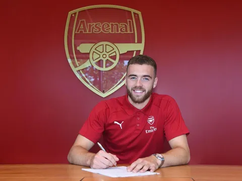 Calum Chambers gia hạn hợp đồng với Arsenal