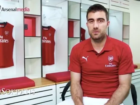 Sokratis làm gì trong ngày đầu tiên ở Arsenal?