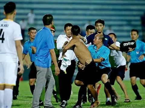 Điểm tin bóng đá Việt Nam tối 11/07: Nam Định bị “treo sân” vì khán giả tấn công trọng tài